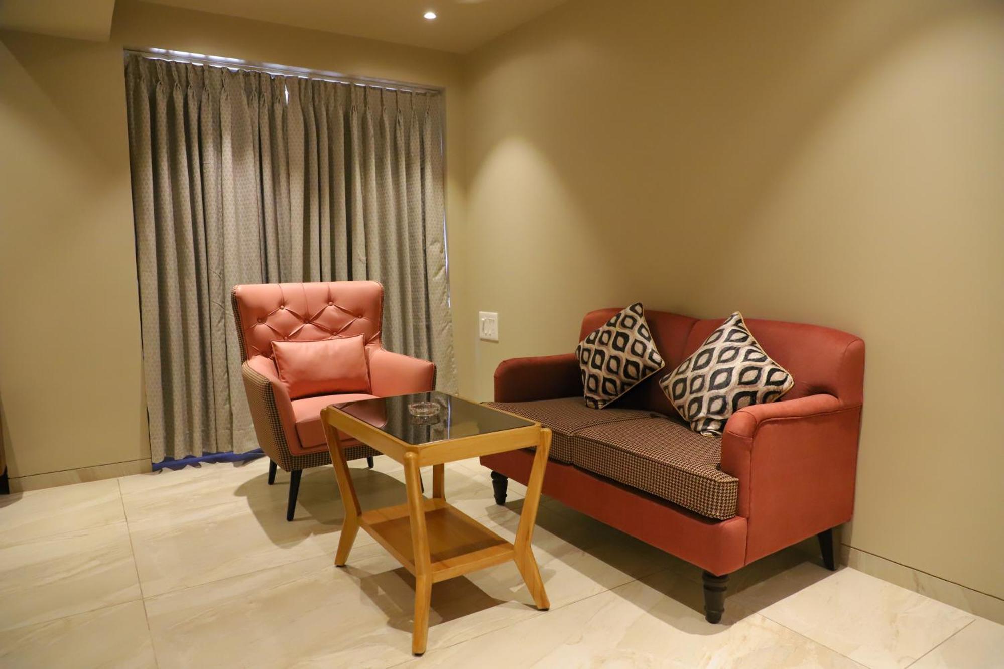 Le Vivanta Virar Bagian luar foto
