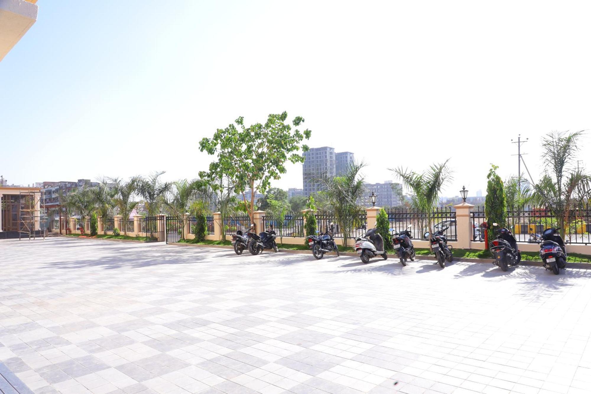 Le Vivanta Virar Bagian luar foto